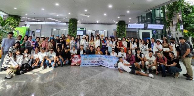 Đoàn khách Việt Nam chụp ảnh kỷ niệm tại sự kiện chào mừng sau khi nhập cảnh vào Sân bay Quốc tế Muan ẢnhTỉnh Jeonnam