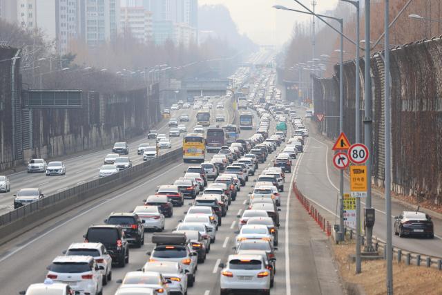 지난 10일 경부고속도로 서울 잠원IC 인근 하행선이 정체를 빚고 있다 사진연합뉴스
