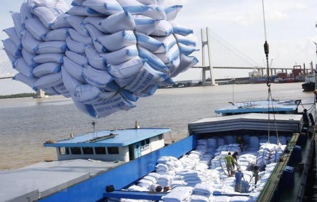 베트남 사이공 항구 내 수출용 쌀 선적 작업 사진베트남통신사