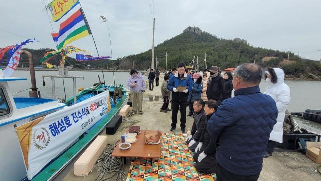 지난 24일 해성호 진수식을 하고 있다사진신안군