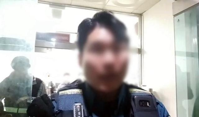 국내 체류 중인 외국인 A씨가 한국 경찰관을 상대로 조롱하는 장면 사진틱톡