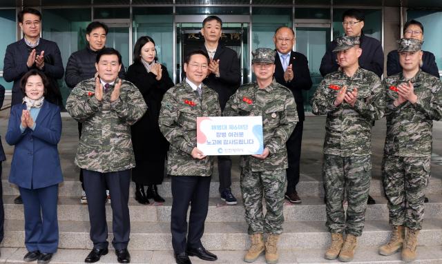 유정복 인천광역시장이 28일 옹진군 백령도 해병대 제6여단에서 장병들을 격려하고 있다 사진인천시