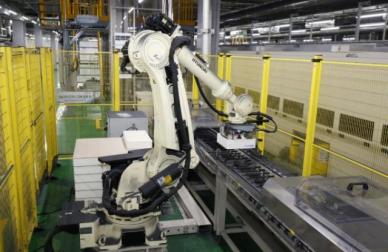 부족한 일손ㆍ노동 규제에 … '로봇팔' 찾는 기업들 늘어난다