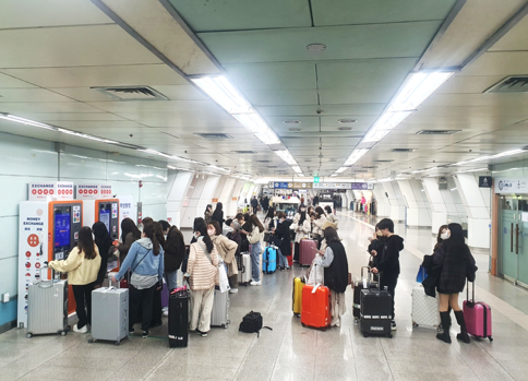 우리나라를 찾은 외국인 관광객들이 와우패스를 이용하기 위해 줄을 서고 있다 사진한국관광공사