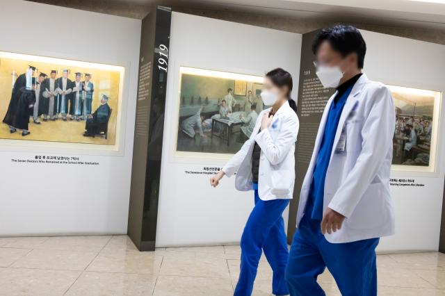 지난 2월 27일 오후 서울의 한 대형병원에서 이동하는 의료진 모습 사진연합뉴스