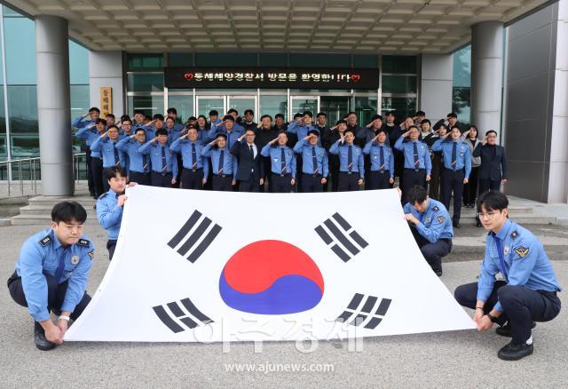 동해해양경찰서 관계자들이 3·1절 맞이해 해양영토 수호 의지를 다지며 단체촬영을 하고 있다사진동해해경