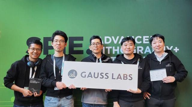 가우스랩스 김영한 대표가운데가 가우스랩스 구성원들과 함께 기념사진을 촬영하고 있다사진SK하이닉스