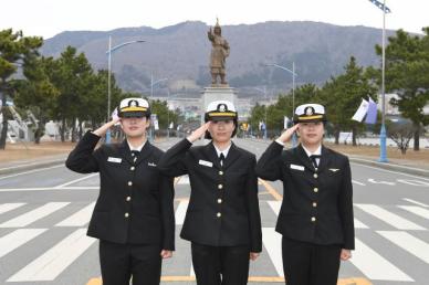 세 자매 해군 부사관 탄생…해군 신임 부사관 265명 임관