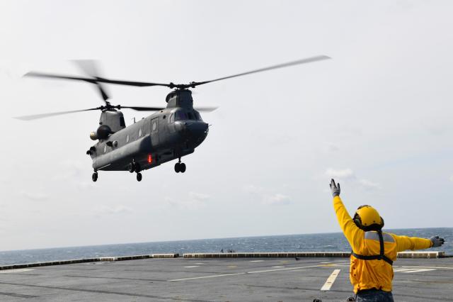 공군 제6탐색구조비행전대 소속 HH-47 헬기가 함상 관제사의 유도에 따라 마라도함에 착륙하고 있는 모습사진공군

