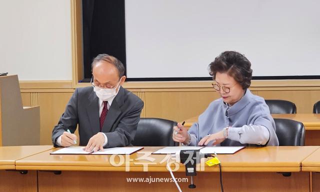 대구보건대학교는 지난 21일부터 23일까지 일본 고베지역 주요 의료 기관과 대학을 방문하고 대구보건대학교 남성희 총장오른쪽과 고베시립간호대학 에가와 코지 학장이 업무협약을 체결하고 있다 사진대구보건대학교