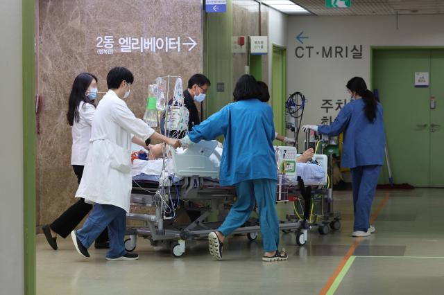 Các nhân viên y tế đang di chuyển một bệnh nhân tại một bệnh viện đại học ở Seoul vào ngày 2322024 ẢnhYonhap News