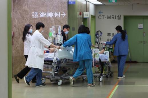 Tình hình tại các bệnh viện ở Hàn Quốc trong ngày cuối cùng trước khi chính phủ thi hành các biện pháp cứng rắn với các bác sĩ từ chối quay lại làm việc