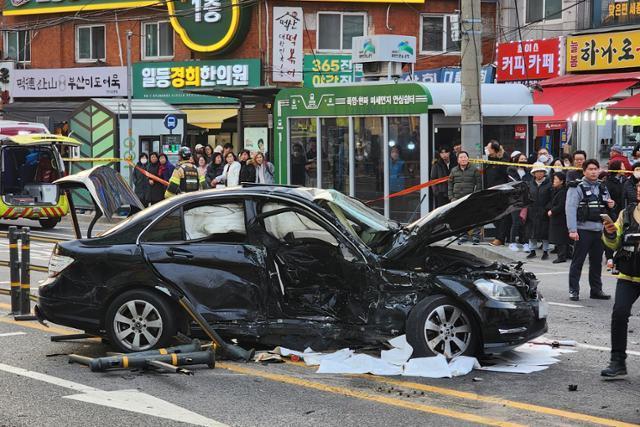 29일 오후 4시57분쯤 서울 은평구 연신내역 인근 연서시장 앞 도로에서 8중 추돌사고가 발생해 1명이 숨진 가운데 경찰이 현장을 통제하고 있다 연합뉴스