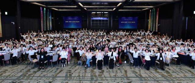 2월 29일 충남 소노벨 천안에서 한국여성경제인협회가 개최한 2024 정기총회 및 전국 대의원연수에 참석한 여성경제인 320여명이 기념촬영을 하고 있다 사진여경협