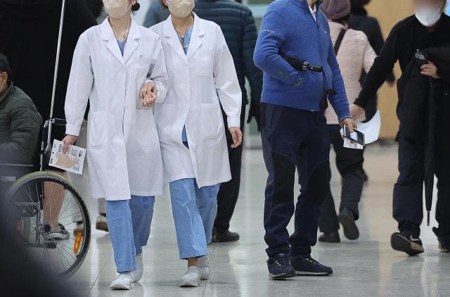대구 한 대학병원 응급실에서 의료진들이 이동하는 모습 사진연합뉴스