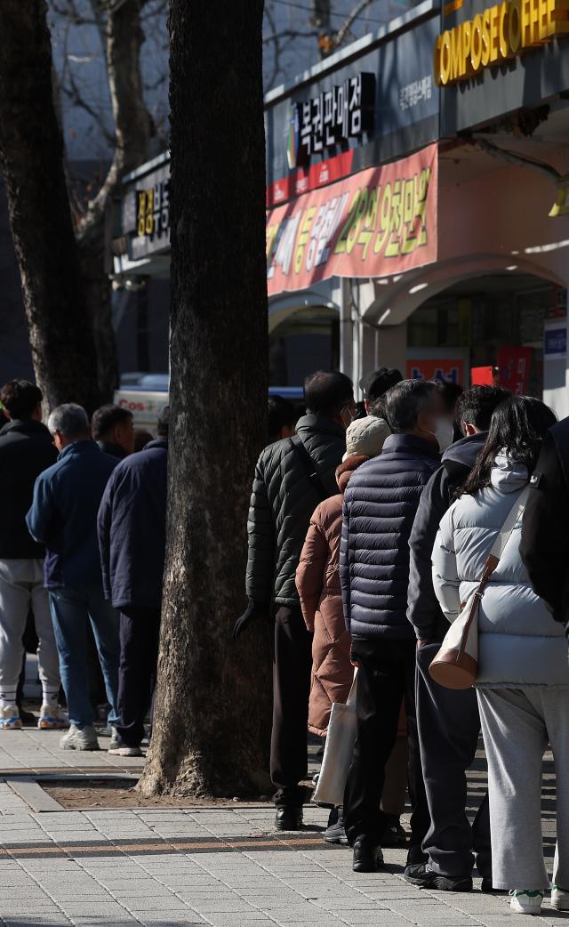  서울 노원구 한 복권판매점 앞에서 시민들이 복권을 구매하기 위해 줄을 선 모습 사진연합뉴스