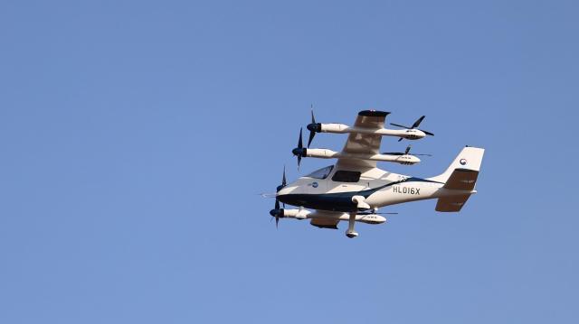 2월 28일 전남 고흥군에 위치한 K-UAM 실증단지 상공에서 한국항공우주연구원과 국내 기체 개발사가 국내 기술로 개발한 자율비행 개인항공기오파브·OPPAV가 비행 실험을 진행하고 있다 사진국토교통부