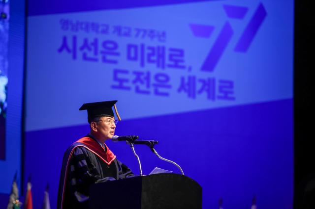 영남대학교 2024학년도 신입생 입학식에서 최외출 총장이 환영사를 하고 있다사진영남대학교