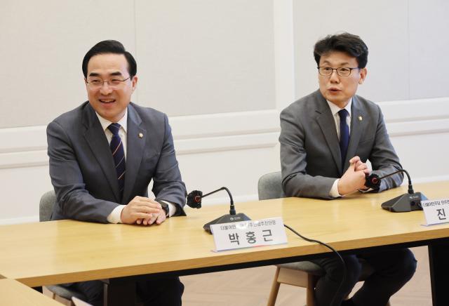 지난달 13일 국회에서 열린 민주개혁진보 선거연합 추진 연석회의에서 더불어민주당 박홍근 민주연합추진단장이 발언하고 있다 오른쪽은 더불어민주당 진성준 민주연합추진단 정치협상책임자 사진연합뉴스
