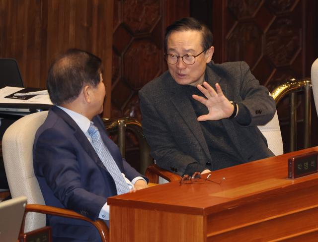 홍영표 더불어민주당 의원이 지난달 22일 국회 본회의 대정부질문에서 박병석 의원과 대화하고 있다 사진연합뉴스