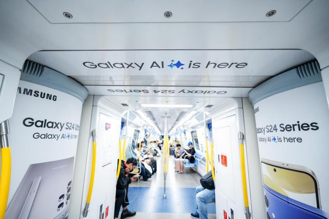 갤럭시 S24와 갤럭시 AI 이미지로 랩핑된 말레이시아 쿠알라룸푸르 지하철 내·외부사진삼성전자
