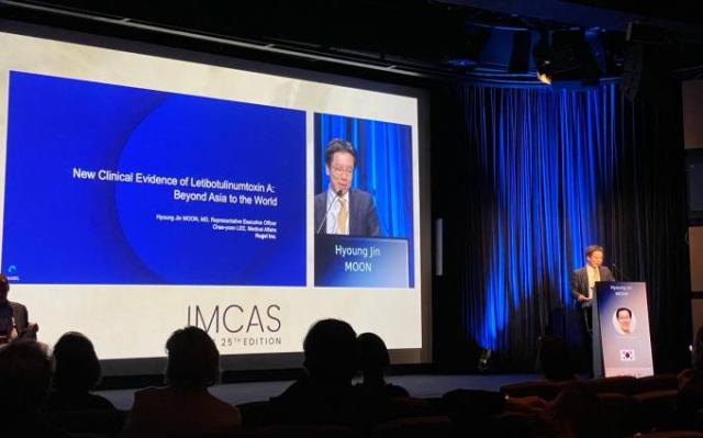 문형진 휴젤 대표집행임원이 지난 13일 프랑스 파리에서 개최된 ‘IMCAS World Congress 2024’에서 보툴리눔 톡신 ‘레티보’의 최신 임상 결과를 발표했다 사진휴젤