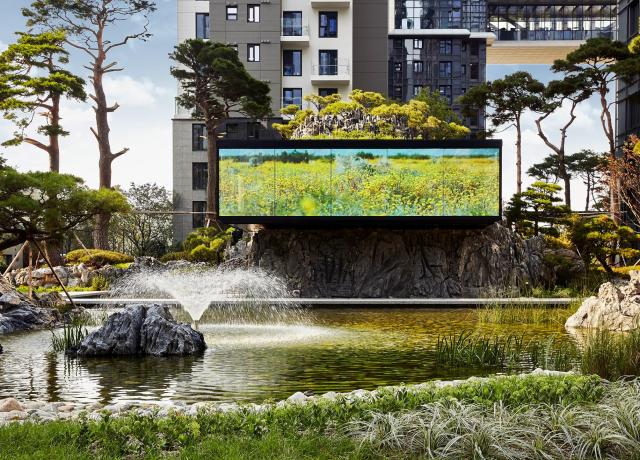가든베일리 연못과 초대형 미디어 큐브 모습사진삼성물산