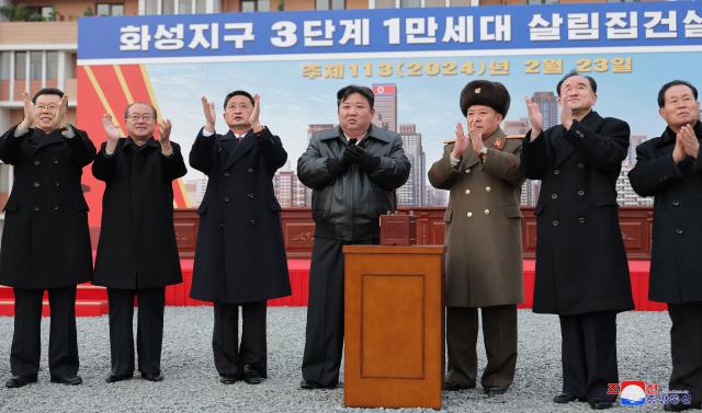 북한 김정은 국무위원장이 참석한 가운데 평양시 1만세대 살림집건설 사업인 3단계 건설착공식이 지난달 23일에 진행되었다고 조선중앙통신이 24일 보도했다 사진연합뉴스