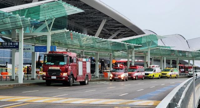  24일 오후 3시 10분께 인천국제공항 제2여객터미널 3층 출국장 1번 게이트 외부 기둥에서 불이 나 소방차와 구급차들이 출동해 있다 사진연합뉴스 