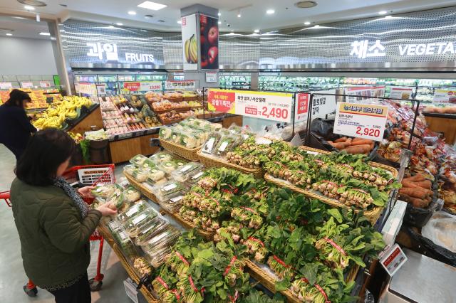 Khu vực bán rau củ quả tại một siêu thị lớn ở Seoul ẢnhYonhap News