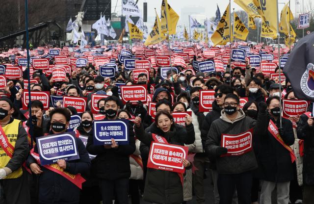 지난 3일 오후 서울 여의도공원 옆 여의대로 인근에서 열린 의대정원 증원 및 필수의료 패키지 저지를 위한 전국의사 총궐기대회에서 참석자들이 의료 탄압 중단 등을 촉구하는 내용의 구호를 외치고 있다 사진연합뉴스