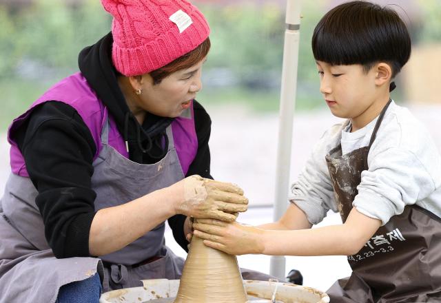 제52회 강진 청자축제에서 어린이가 청자만들기 체험을하고 있다강진김옥현 기자