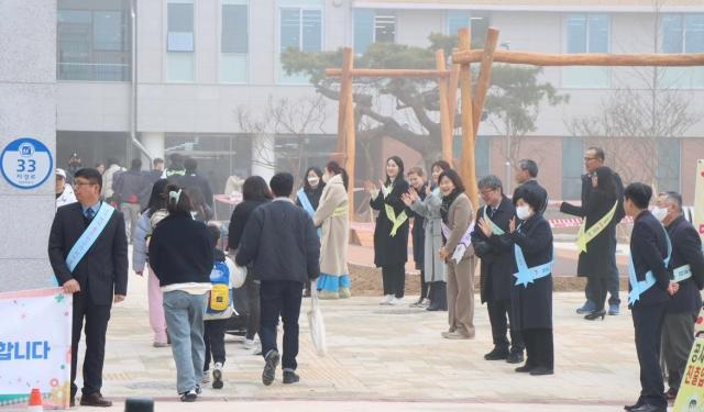 홍성 홍북초등학교에서 신학기 첫 등교를 하는 학생들을 맞이하고 있는 모습사진충남교육청