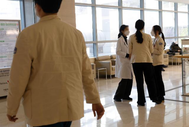 韩国政府将吊销7000多名离岗实习医生行医执照