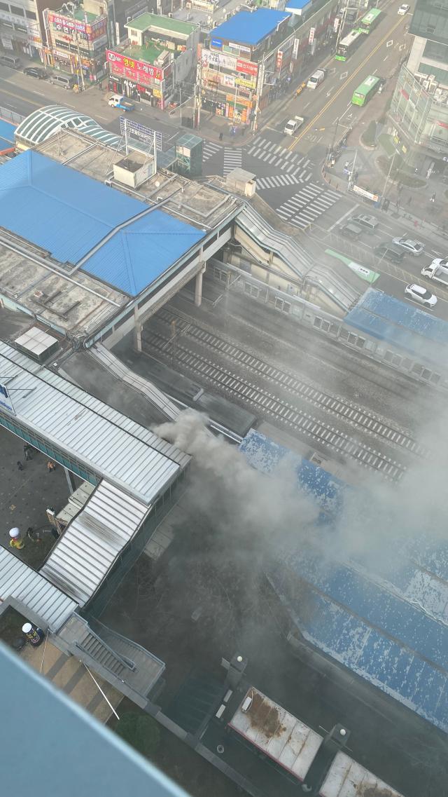 4일 오후 서울 금천구 가산디지털단지역 일대에서 인근 상가 음식점의 화재 연기가 피어오르는 모습 사진연합뉴스