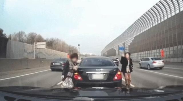 두 여성 운전자가 고속도로서 교대를 해 충격을 안겼다 사진온라인 커뮤니티