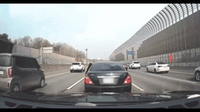 고속도로에서 두 여성이 운전자 교대를 해 충격을 안겼다 영상온라인 커뮤니티