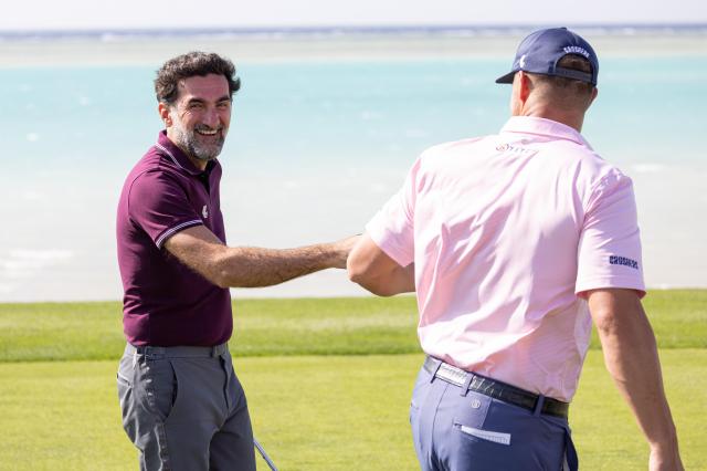 야시르 알 루마얀 사우디아라비아 국부펀드PIF 총재왼쪽가 지난달 29일 미국의 브라이슨 디섐보와 LIV 골프 제다 프로암 행사에 참석했다 PGA 투어와의 협상을 앞두고 여유있는 모습을 보였다 사진LIV 골프