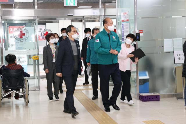 강영석 상주시장우즉 두번째이 상주적십자병원을 방문하고 있다