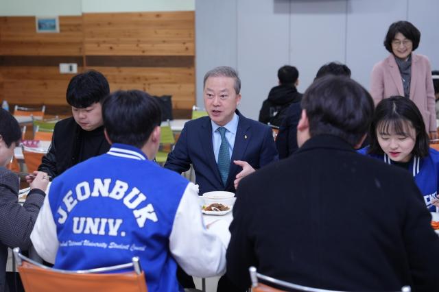 전북대학교가 5일부터 천원의 아침밥을 시작한 가운데 양오봉 총장이 학생들과 아침을 함께 하며 이야기를 나누고 있다사진전북대