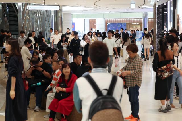 지난해 10월 2일 오후 서울 송파구 롯데면세점 월드타워점에서 중국인 단체관광객들이 쇼핑을 즐기고 있다 사진연합뉴스