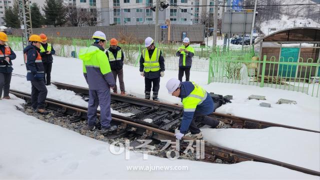한국철도 강원본부 관계자들이 5일 태백역에서 해빙기 안전사고를 대비해 3월 안전점검의 날 행사를 시행하고 있다사진한국철도 강원본부