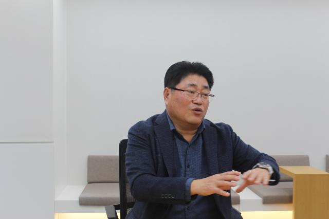황선욱 Arm 코리아 사장이 최근 아주경제와 만나 한국 반도체 산업의 한 단계 발전을 위해 Arm이 적극 지원하겠다고 말했다 
