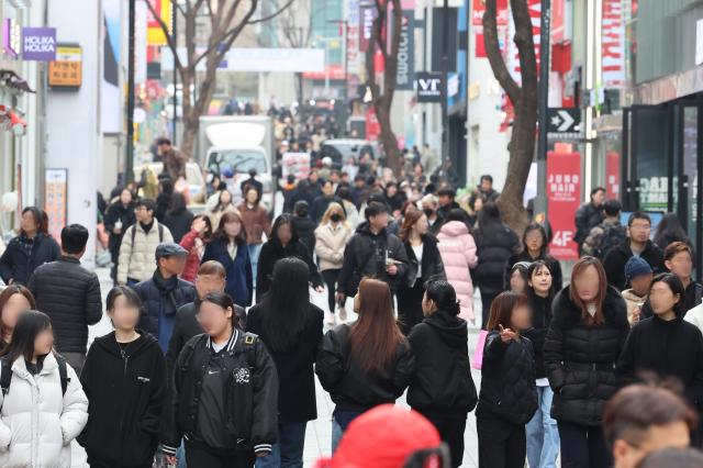 지난 5일 서울 중구 명동 쇼핑 거리를 가득 메운 시민들 사진연합뉴스 