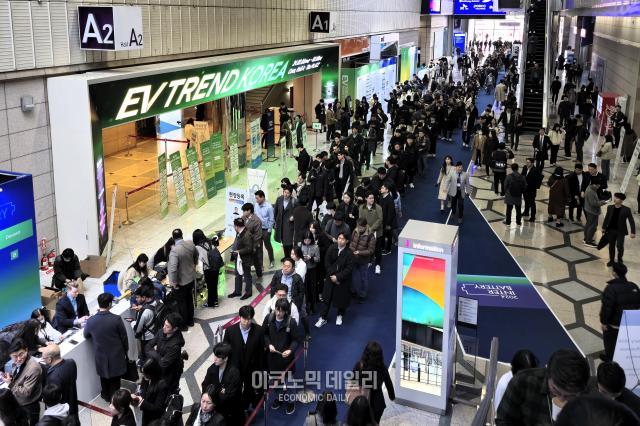 6일 서울 강남구 코엑스에서 EV 트렌드 코리아 2024와 인터배터리 2024가 개막한 가운데 관람객들이 등록을 기다리며 줄을 서 있다사진성상영 기자