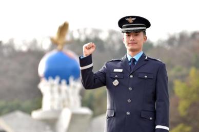 미국 시민권 포기하고 한국 공군 장교된 청년