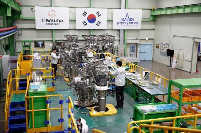 경남 창원 한화에어로스페이스 1공장에서 지난 2월 20일 연구원들이 누리호 액체연료 엔진을 점검하고 있다 사진한화에어로스페이스
