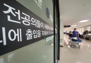 전공의 병원 이탈 3주째, 교수 집단행동 조짐··· 정부, 의료공백 메우기 예산 투입 