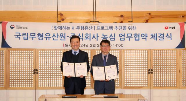 上月26日，在首尔景福宫农心与韩国国立非物质遗产院签订业务协议。【图片提供 农心】
