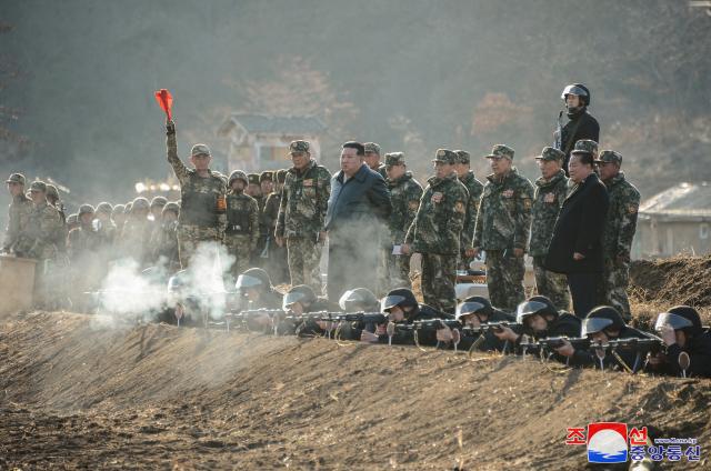 김정은 북한 국무위원장이 지난 6일 북한군 서부지구 중요 작전훈련 기지를 방문해 시설을 돌아보고 훈련을 지도했다고 조선중앙통신이 7일 보도했다 사진연합뉴스